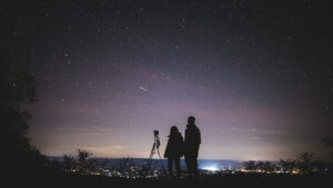two people stargazing