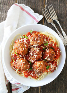 A plate of spaghetti and meatballs.